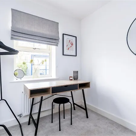 New Refurbishment Location Free Parking Leeds (West Yorkshire)